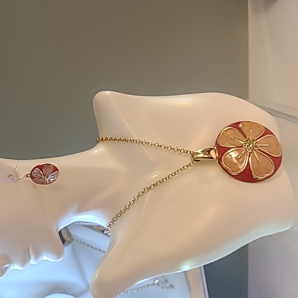 Kenneth Cole necklace and earri set with large flower gold and red color